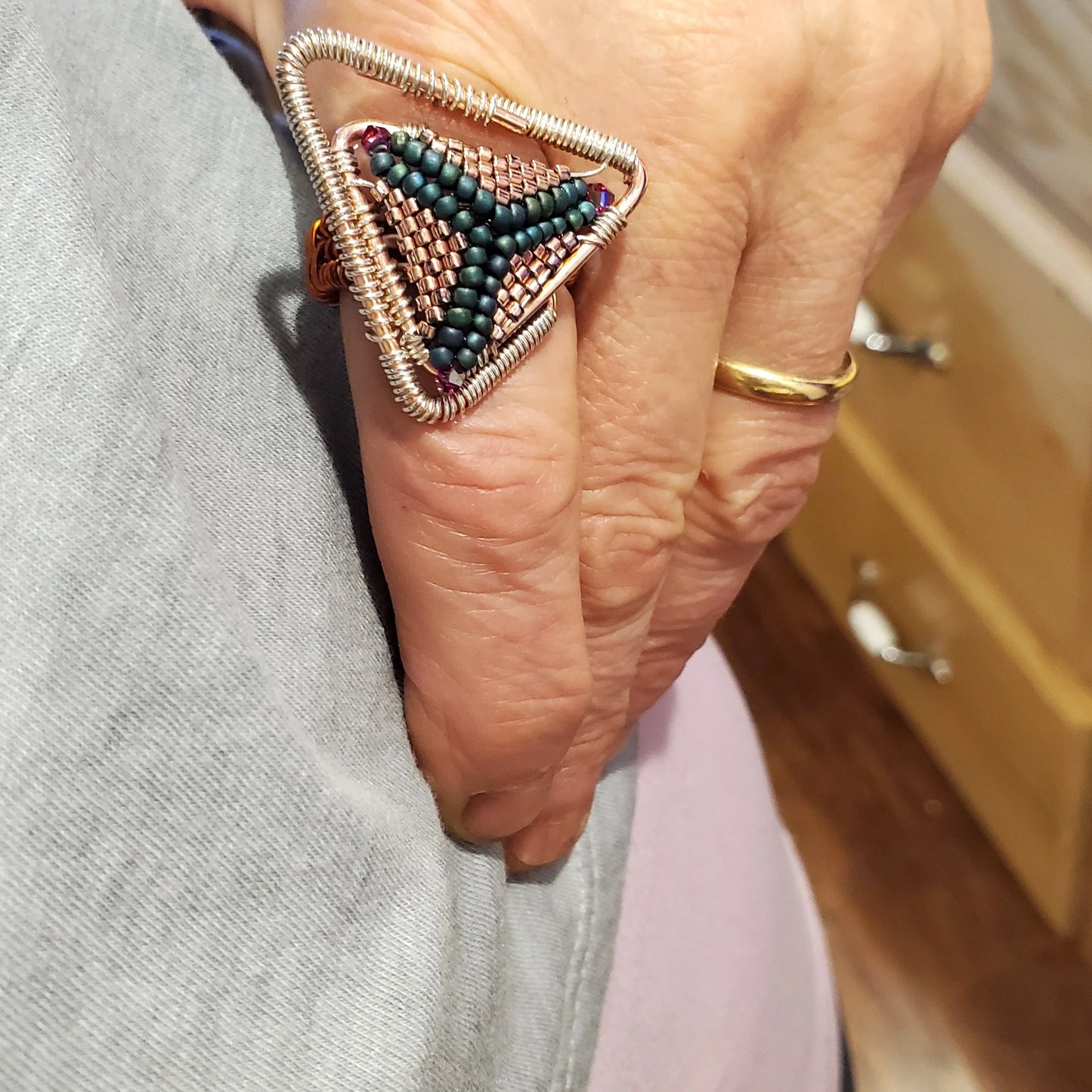 Asymmetrischer Dreiecks-Ring – Handgefertigt aus Kupfer & Silber, Swarovski Kristalle, Unikat, Größe 9, Design von Alexa Martha