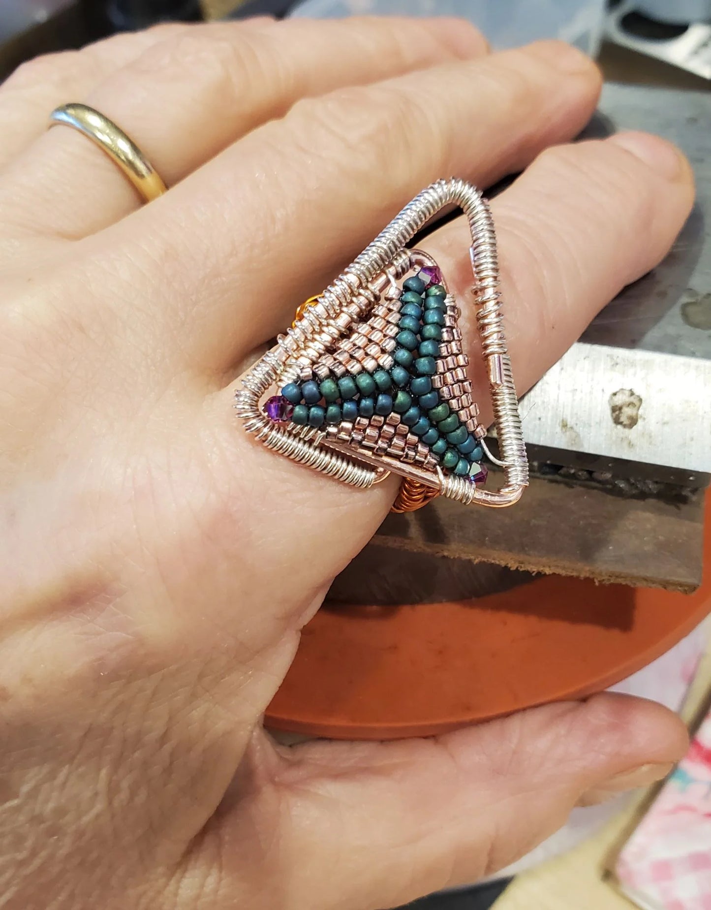 Asymmetrischer Dreiecks-Ring – Handgefertigt aus Kupfer & Silber, Swarovski Kristalle, Unikat, Größe 9, Design von Alexa Martha