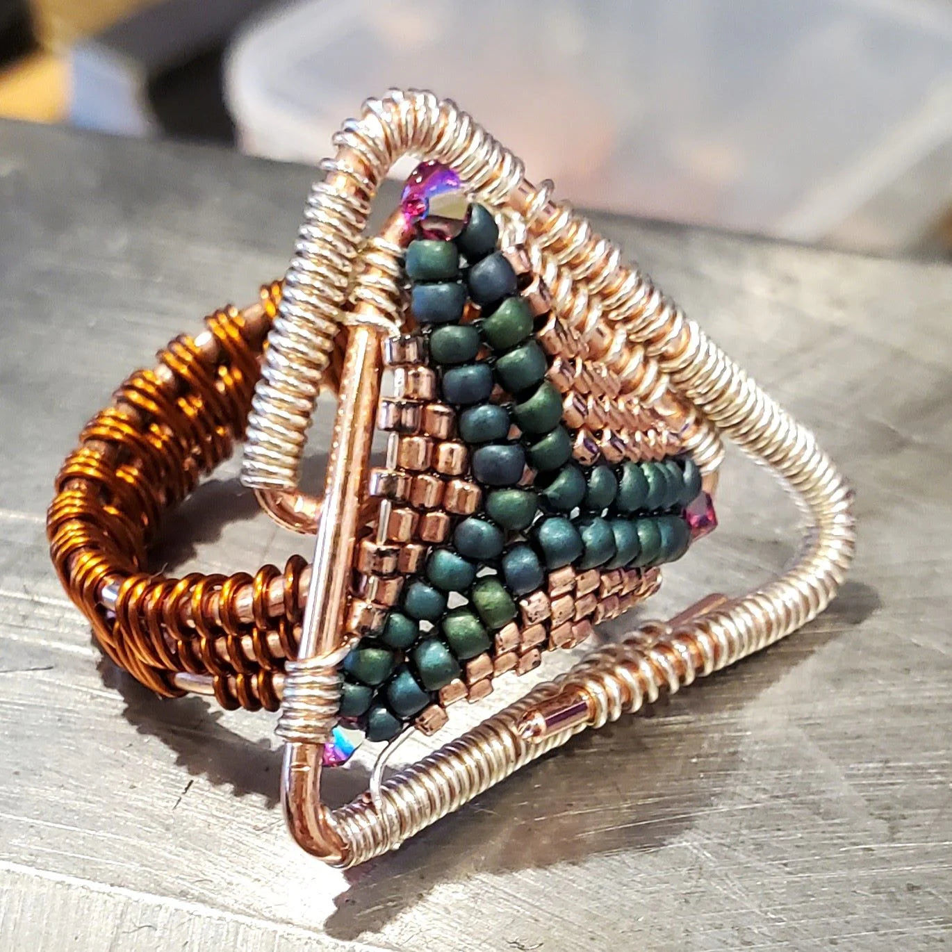Asymmetrischer Dreiecks-Ring – Handgefertigt aus Kupfer & Silber, Swarovski Kristalle, Unikat, Größe 9, Design von Alexa Martha