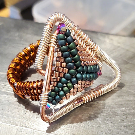 Asymmetrischer Dreiecks-Ring – Handgefertigt aus Kupfer & Silber, Swarovski Kristalle, Unikat, Größe 9, Design von Alexa Martha