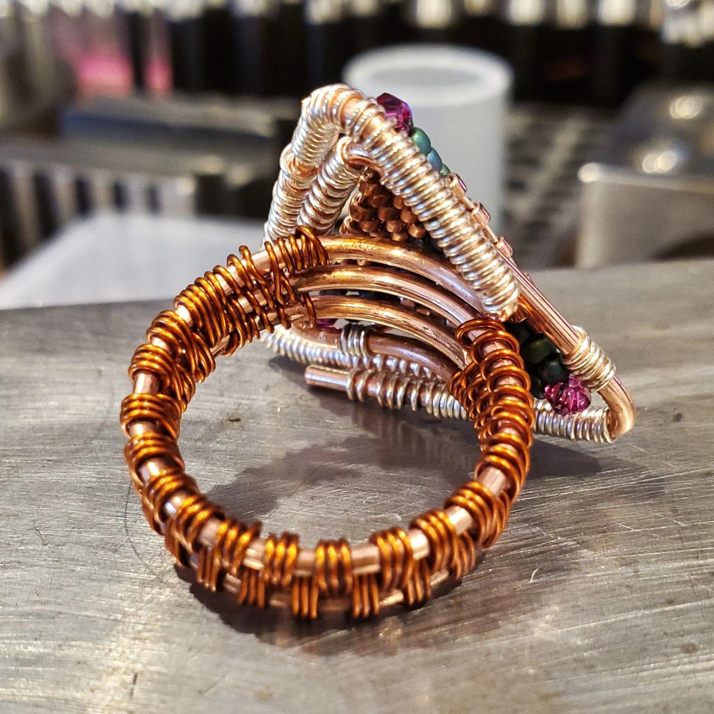 Asymmetrischer Dreiecks-Ring – Handgefertigt aus Kupfer & Silber, Swarovski Kristalle, Unikat, Größe 9, Design von Alexa Martha