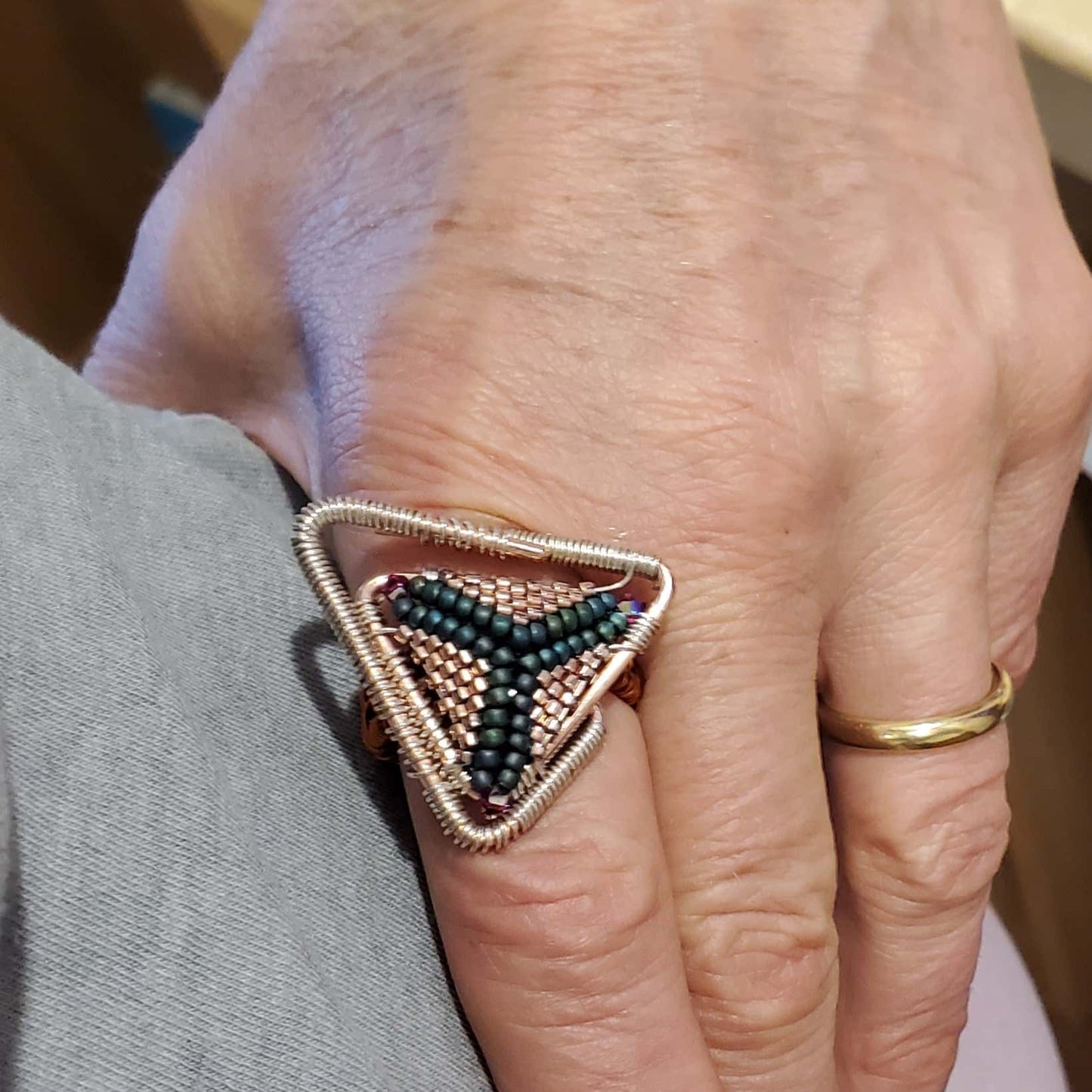 Asymmetrischer Dreiecks-Ring – Handgefertigt aus Kupfer & Silber, Swarovski Kristalle, Unikat, Größe 9, Design von Alexa Martha